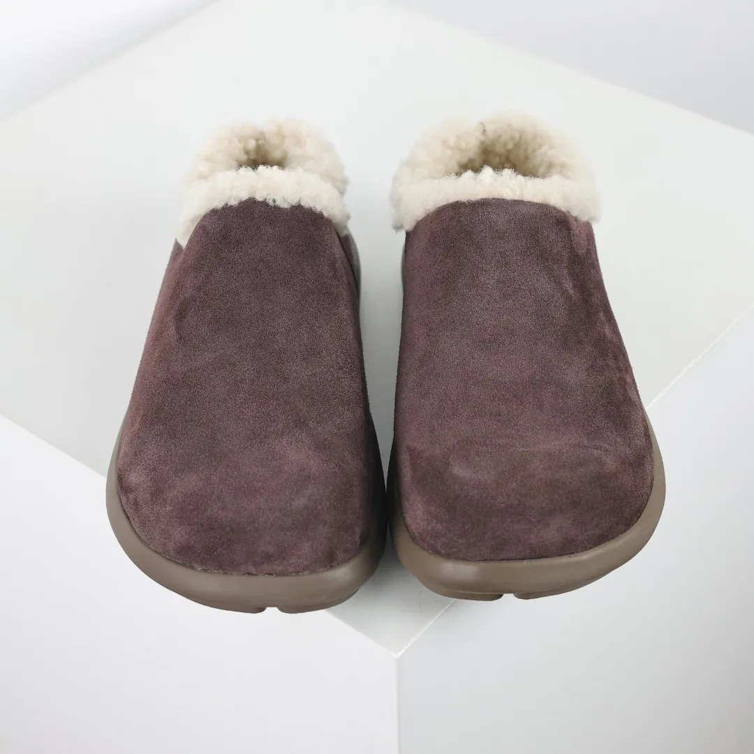 Pick up locally💰560 Core recommendation Good price Independently developed original outsole and cashmere insole to keep you warm in winter and suitable for home use. In the new year, uug launched a style series, which is partially geared towards the preferences of young consumers and has also moved to the forefront of fashion trends. Shoe body material Water-repellent coated suede upper 17 mm UGGPURE™ implanted wool insole Lightweight non-slip comfortable rubber outsole With brand LOGO trademark Comes with a full set of packaging Size: 35 36 37 38 39 40 41 42 43 44